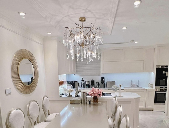 Khu bếp hiện đại cũng có nhiều bình hoa xinh xắn.