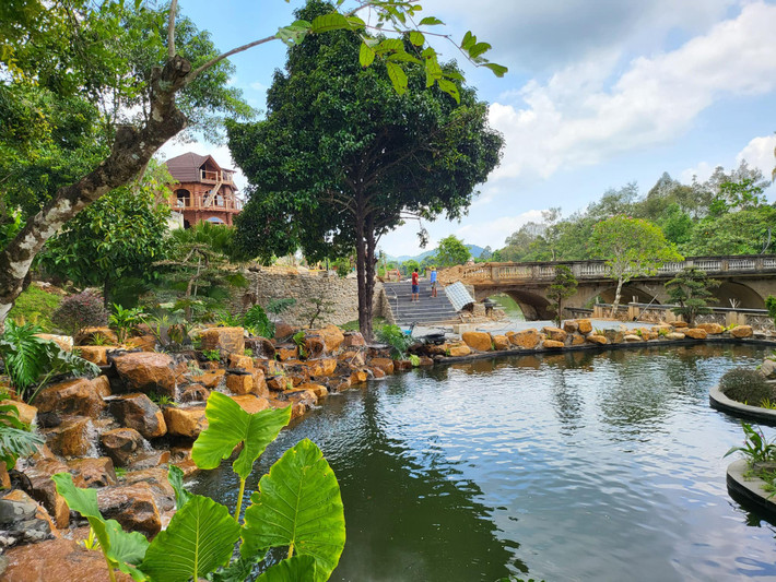 Tại đây, vợ chồng Đặng Thuỳ Trang thiết kế nhiều công trình độc đáo, có hồ bơi, tiểu cảnh, suối nhân tạo...