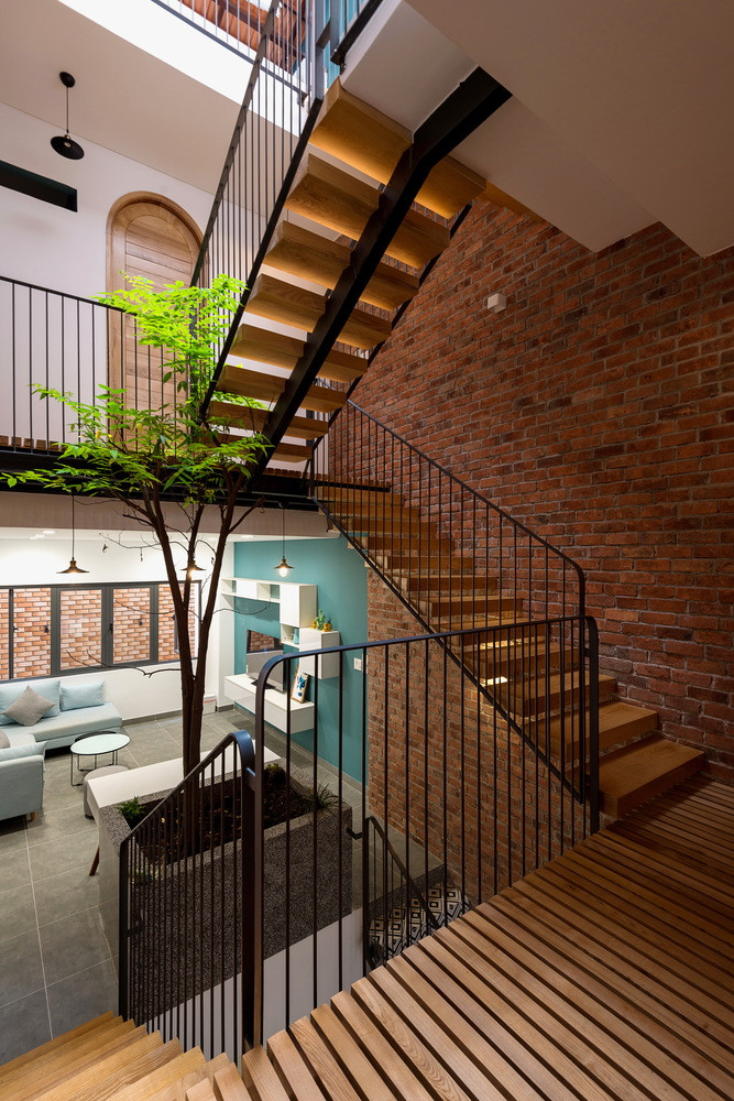 Gạch cổ đỏ được sử dụng cho toàn bộ tường giếng trời. Ảnh: Thanh Phạm, Chi.Arch