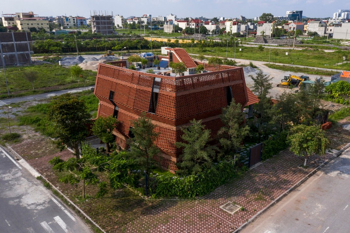 Là vật liệu quen thuộc với người Việt nhưng ngói lại được ứng dụng vào ngôi nhà này một cách khác lạ.