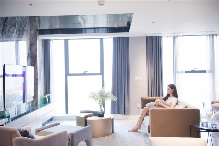 Thiết kế theo phong cách hiện đại, căn nhà gây ấn tượng với không gian sáng sửa, xung quanh căn hộ được bố trí nhiều cửa sổ lớn. Ảnh; Sen Vàng