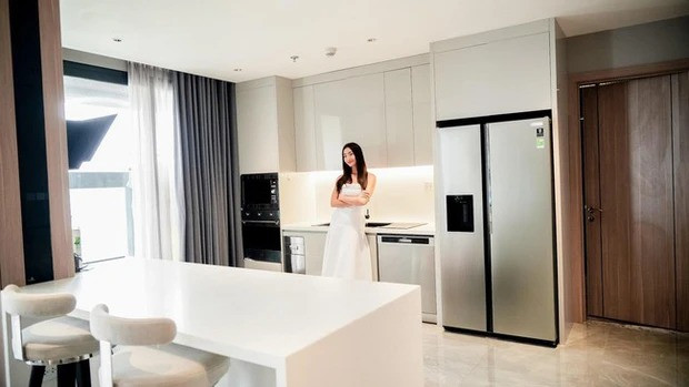 Khu bếp sang trọng với nhiều đồ dùng hiện đại. Ảnh: FBNV