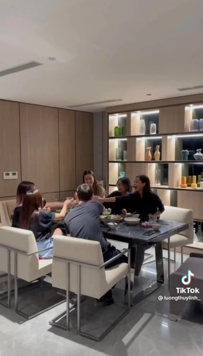 Không gian bàn ăn rộng rãi là nơi Lương Thuỳ Linh mời bạn bè đến ăn uống, mở tiệc. Ảnh: Tiktok
