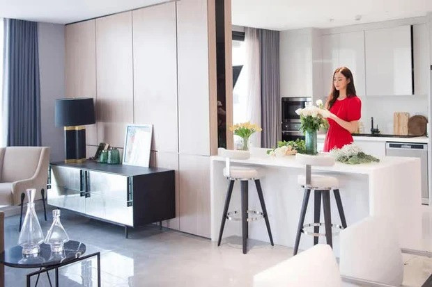 Phòng khách và phòng bếp được ngăn cách bởi tủ và bàn bếp. An hr; FBNV