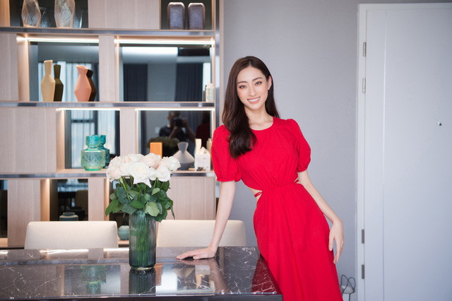 Hoa hậu Lương Thuỳ Linh khiến công chúng không khỏi ngưỡng mộ bởi loạt thành tích nổi bật trong nhiều lĩnh vực khác nhau. Một phần thành quả trong quá trình nỗ lực của Lương Thuỳ Linh là căn penthouse rộng 130m2. Ảnh: FBNV