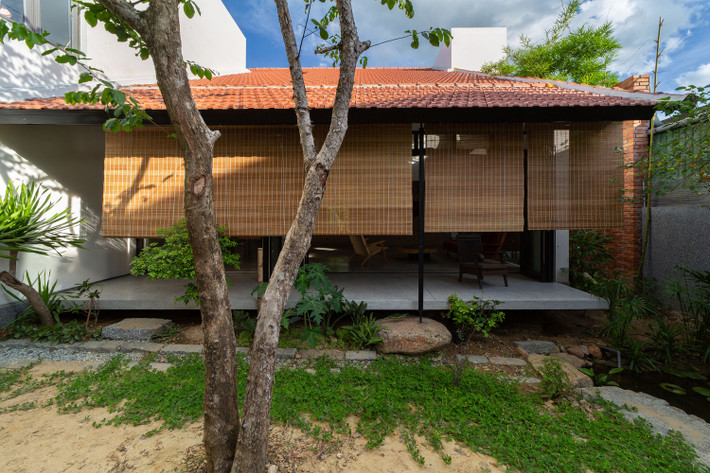 Mảnh đất xây dựng công trình vốn có một số cây trưởng thành và cần được giữ lại. Do đó, đây cũng là một thử thách với nhóm kiến trúc sư.