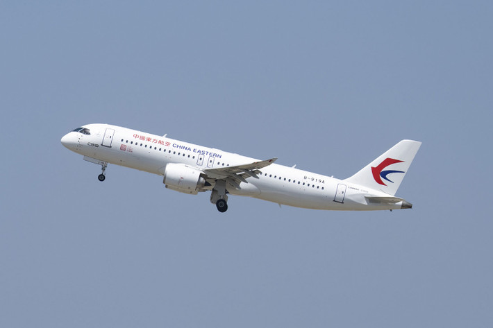 Máy bay chở khách C919 do Tập đoàn Hàng không Thương mại Trung Quốc (COMAC) thuộc sở hữu nhà nước chế tạo. Ảnh: Air Data News