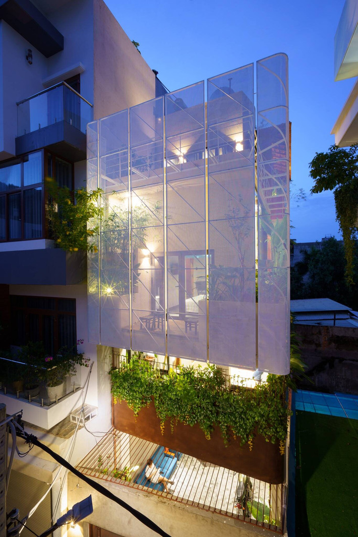 Sóc’s House được xây dựng trên diện tích 70 m2 trong một con hẻm có view lên núi, cách biển khoảng 600m tại Vũng Tàu.