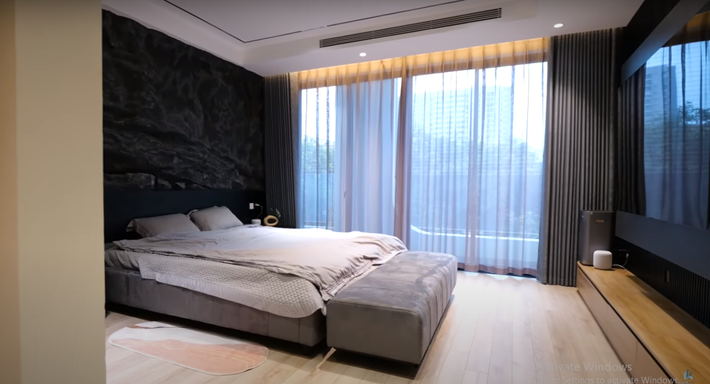 Phòng ngủ master rộng rãi với chiếc giường lớn.