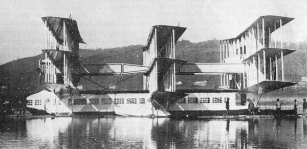 Caproni CA 60 được sản xuất tại Ý vào năm 1921 với sở hữu tới bộ ba cánh đồ sộ. Ngày nay, chúng ta phải ngả mũ trước phi công đã xoay sở để đưa con quái vật dài 23,4 mét, cao 9,1 mét này lên không trung. Ảnh: Pilotmall