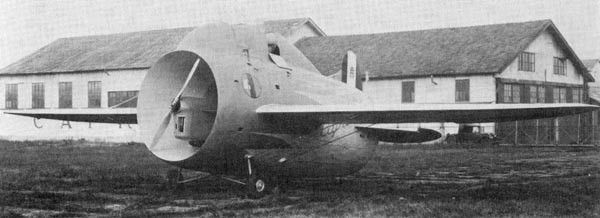 Năm 1932, người Ý bắt đầu mày mò thiết kế thân máy bay truyền thống. Kỹ sư Luigi Stipa cho rằng thân máy bay dài là không cần thiết. Vì vậy về cơ bản, ông đã cắt bỏ nó ngay phía sau cánh và chiếc Stipa-Caproni trông rất kỳ dị đã ra đời. Ảnh: Pilotmall