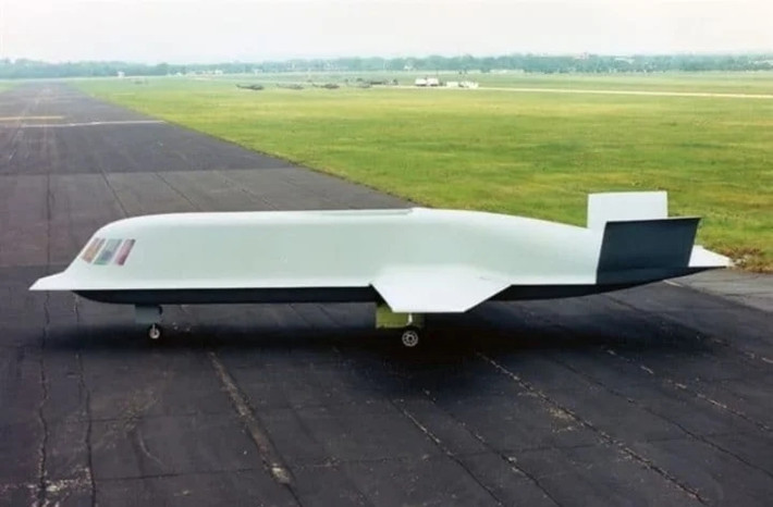 Thay vì hình tròn như thông thường, Northrop Tacit Blue có hình chữ nhật và chỉ có một chiếc được chế tạo. Northrop Tacit Blue được phát triển vào năm 1982, vào thời điểm đó, nó được coi là một trong những công nghệ tốt nhất hành tinh. Ảnh: Aerocorner