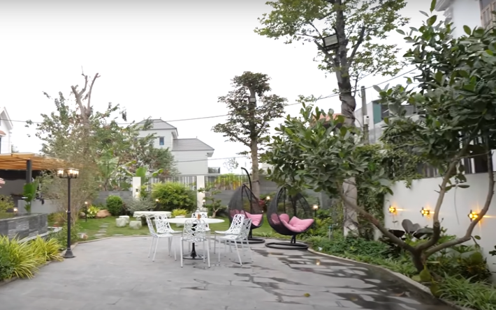 Bên cạnh đó, gia chủ cũng đầu tư rất nhiều cho không gian sân vườn với bàn ghế, cây xanh.
