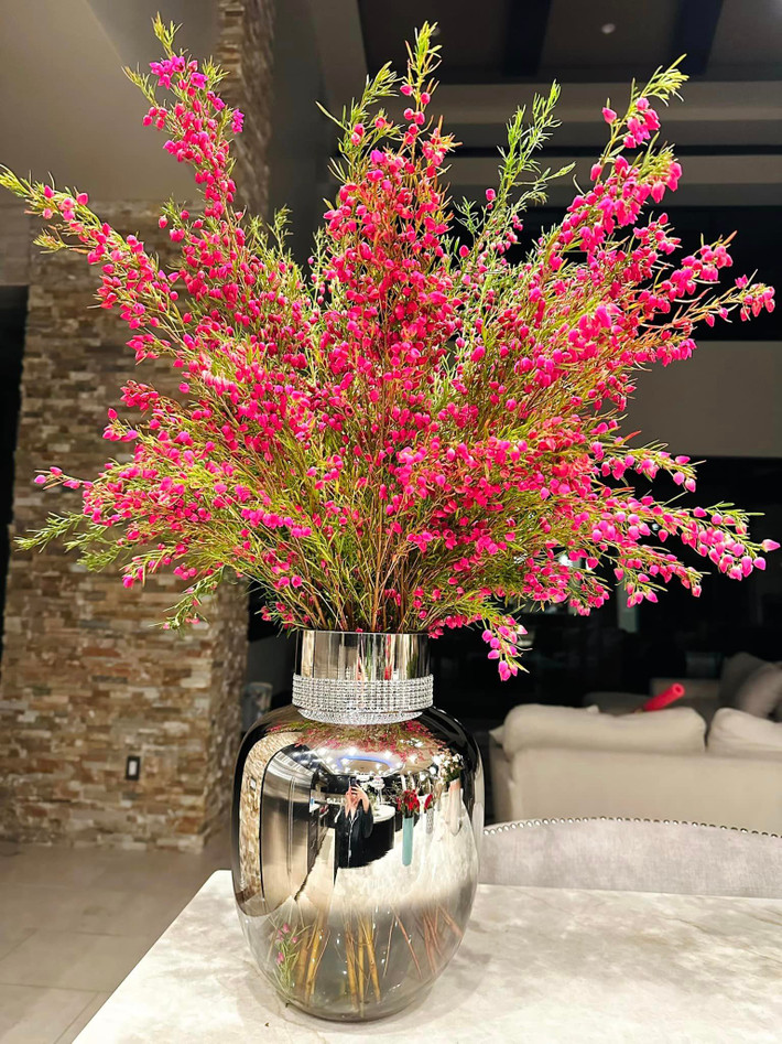Bình hoa rực rỡ tô điểm cho không gian phòng khách.