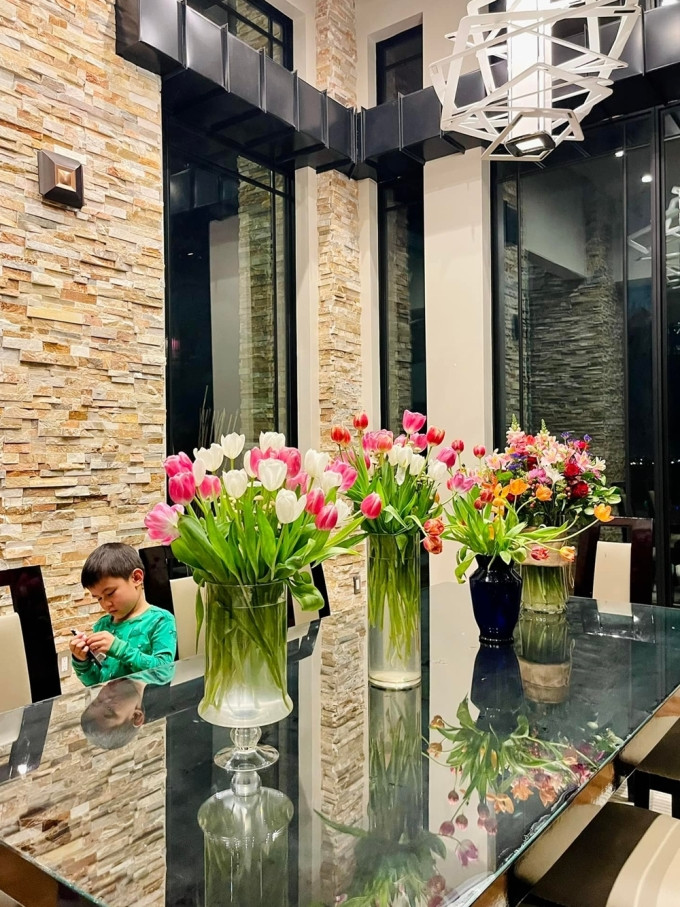 Trong một dịp khác, doanh nhân Thủy Tiên trang trí bằng những bình hoa tulip đủ màu sắc.