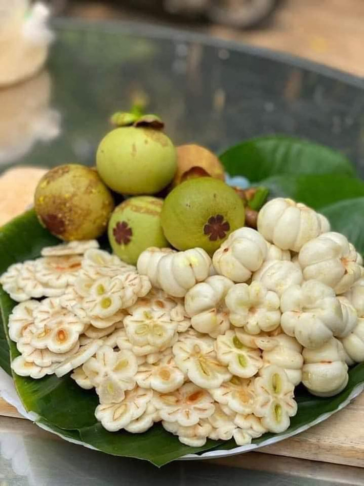 Không chỉ thế, ruột măng cụt làm gỏi phải chọn quả vừa chín tới, không quá non cũng không quá chín. Như thế, ruột măng cụt mới có độ giòn, vị chua ngọt vừa phải, phù hợp để làm món gỏi. Ảnh: Facebook
