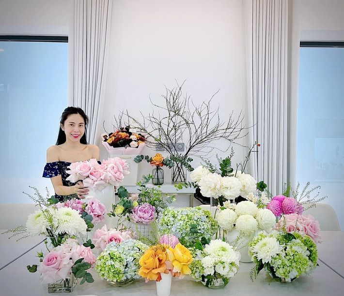 Thông qua một vài hình ảnh chia sẻ, có thể thấy cơ ngơi của vợ chồng Thuỷ Tiên như một bạch dinh trắng sang trọng. Ảnh: FBNV