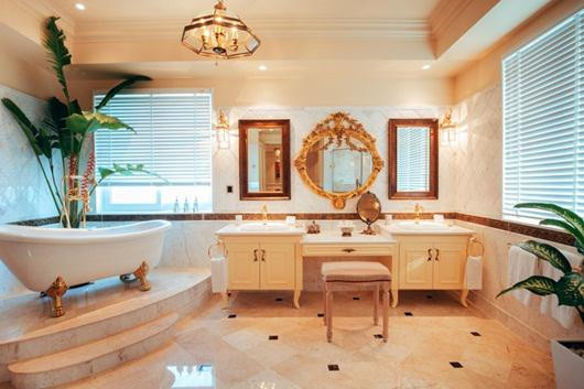 Phòng tắm rộng rãi, đẳng cấp với những vật dụng được thiết kế tỉ mỉ như: gương soi, đèn chùm, bồn tắm. Ảnh: Giadinhnet