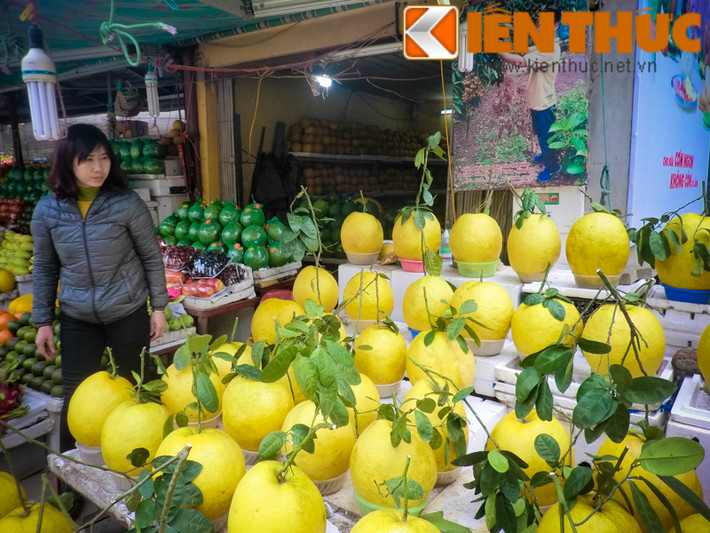 Những người bán tư vấn: khi bày lên mâm ngũ quả, chỉ cần phun một ít rượu lên quả bưởi thì mùi thơm phát ra lan tỏa khắp nhà, màu sắc của quả được giữ tươi nguyên và bền lâu, thậm chí có thể giữ quả bền cả tháng.