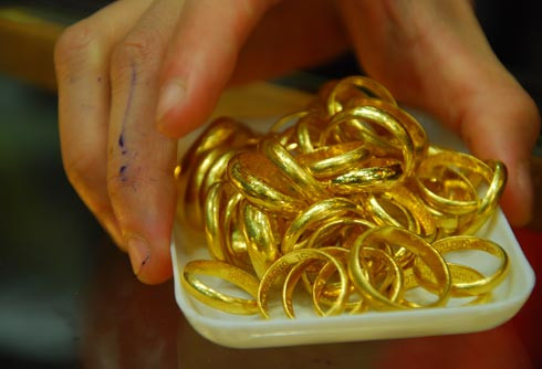 Mặt hàng truyền thống được người dân lựa chọn nhiều vào ngày thường và đặc biệt vào ngày vía thần tài là các loại nhẫn vàng 0,5 chỉ, 1 chỉ và 2 chỉ. Trong quan niệm của nhiều người, loại nhẫn tròn trơn tượng trưng cho sự tròn đầy, tốt lành.