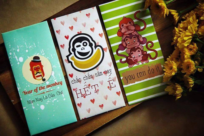 Thay vì chỉ thiết kế với màu đỏ truyền thống, các mẫu lì xì năm nay đủ màu sắc, kiểu dáng. Câu chúc trên bao lì xì trẻ trung hơn rất nhiều.