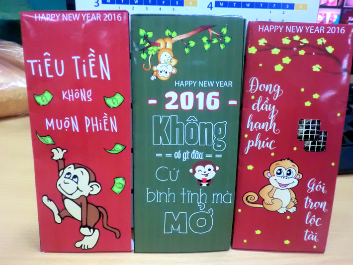 Những chiếc bao lì xì Tết 2016 với hình khỉ độc đáo, ngộ nghĩnh, kèm những câu chúc hóm hỉnh "Tiêu tiền không muộn phiền", "Đong đầy hạnh phúc"... đang được giới trẻ rất ưa chuộng.