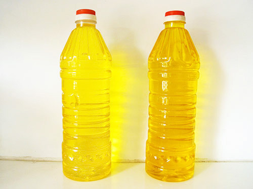 Dầu ăn giả hoặc đã qua chế biết thường có màu vàng sậm, xỉn hoặc hơi đen. Nếu thấy chai dầu có chút cặn đen, bạn nên loại chúng khỏi danh sách mua sắm.