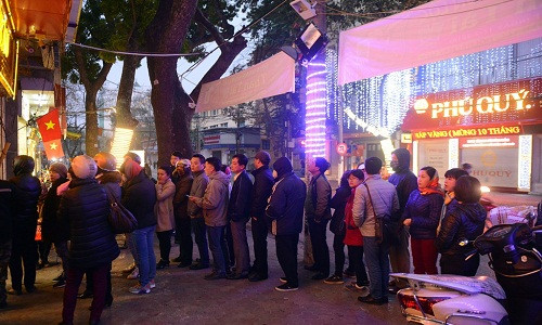 Mặc dù đến 7h sáng cửa hàng vàng mới làm việc song nhiều khách đã kiên nhẫn chờ đợi để mua vàng. Ảnh: Zing.