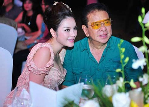 Cô còn tiết lộ một người anh nuôi khác là Chavit Singson - một tỷ phú, doanh nhân, chính trị gia nổi tiếng ở Philippines.