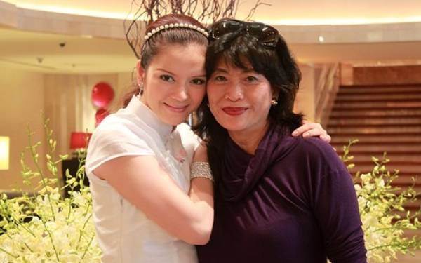 Không chỉ có khối tài sản khổng lồ, Lý Nhã Kỳ còn có những mối quan hệ gia đình với những tỷ phú trên thế giới. Người mẹ nuôi đầu tiên mà Lý Nhã Kỳ công bố năm 2009 là nữ tỷ phú Alice Chiu, chủ tịch tập đoàn Henyep đồng thời là chủ tịch Quỹ từ thiện quốc tế Sheen Hok.