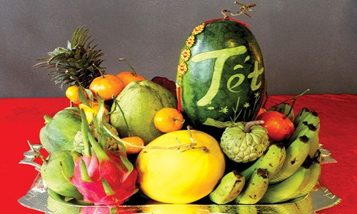 Mâm ngũ quả bày trên bàn thờ ông bà tổ tiên trong mỗi dịp tết đến, xuân về đã là truyền thống lâu đời của người Việt. Mỗi loại quả lại mang một ý nghĩa khác nhau, cầu cho một năm mới may mắn, sung túc, đủ đầy.