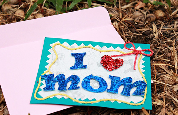 Làm món quà handmade tặng mẹ như thiệp, khăn... vừa giúp bạn tiết kiệm chi phí, vừa có món quà "không đụng hàng" tặng mẹ.