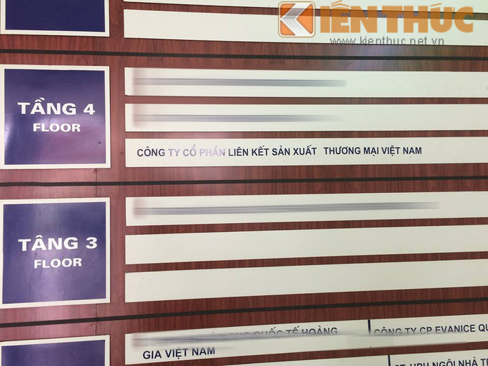 Ở sảnh tầng 1 tòa nhà, tên công ty vẫn chưa được tháo dỡ khỏi bảng thông báo.
