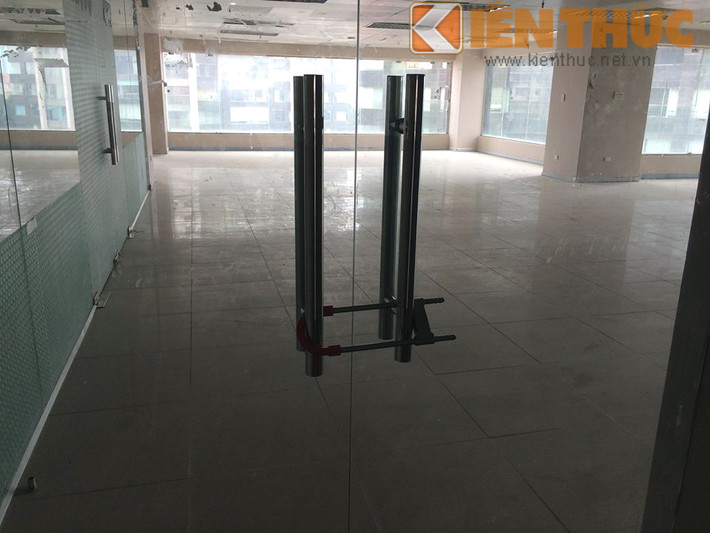 Ngày 19/2, "bộ sậu" 7 lãnh đạo Công ty CP Liên kết sản xuất thương mại VN (Công ty Liên kết Việt) cùng năm đồng phạm bị Cơ quan CSĐT Bộ Công an khởi tố bị can và bắt tạm giam về hành vi lừa đảo, chiếm đoạt tài sản. Công ty đa cấp Liên kết Việt lừa đảo có trụ sở tại tầng 4 tòa nhà 29T1 - khu đô thị Trung Hòa Nhân Chính - Hà Nội không còn tấp nập người ra vào mà cửa đóng then cài, "bốc hơi" toàn bộ trong nhiều ngày gần đây.