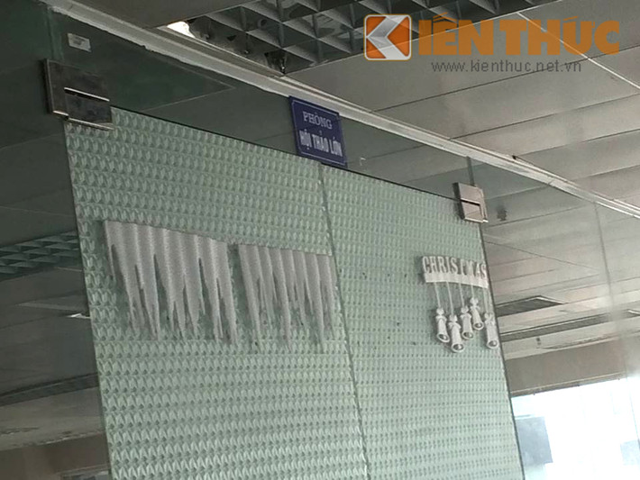 "Công ty này rất thường xuyên tổ chức hội thảo, mời người tham gia đông, hứa hẹn giàu nhanh chóng. Tuy nhiên, chỉ nghe thôi đã thấy khó tin, có dấu hiệu lừa đảo rồi. Các sản phẩm bán ở đây như máy ozon hay thực phẩm chức năng, sao khách không mua ở cửa hàng, siêu thị mà vào đây làm gì?" - nhân viên nữ này nhận xét.