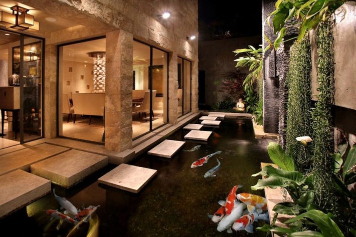 Tiểu cảnh hồ nước phong thủy trong nhà hoặc quanh nhà cùng với vài chậu cây cảnh xanh mát xung quanh vừa giúp không gian sống thêm sinh động, bắt mắt, vừa tạo cảm giác thư giãn.
