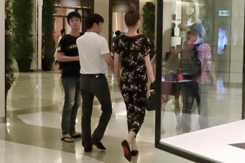 Câu chuyện tình cảm của đại gia kim cương Chu Đăng Khoa và nữ ca sĩ Hồ Ngọc Hà đang trở thành tâm điểm của dư luận, đặc biệt là sau khi hình ảnh cặp đôi cùng nhau đi du lịch Thái Lan dịp Valentine bị rò rỉ.
