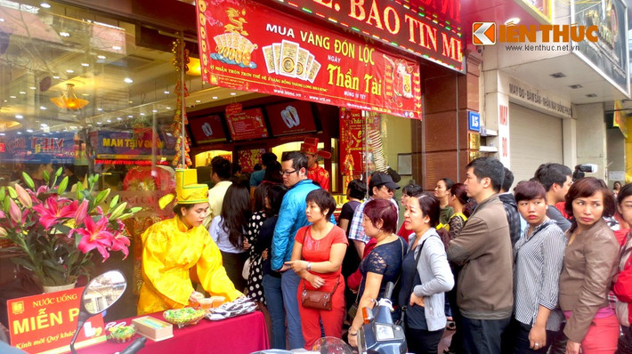 Bên cạnh đó, việc chọn thời điểm mua vàng cũng nên chú ý. Thông thường, vào đúng ngày 10/1 Âm lịch, khách phải chen lấn, xếp hàng và ít có thời gian chọn lựa sản phẩm. Nếu có thể, khách nên cân nhắc mua vàng sớm hơn, thời điểm ít chen lấn hơn.