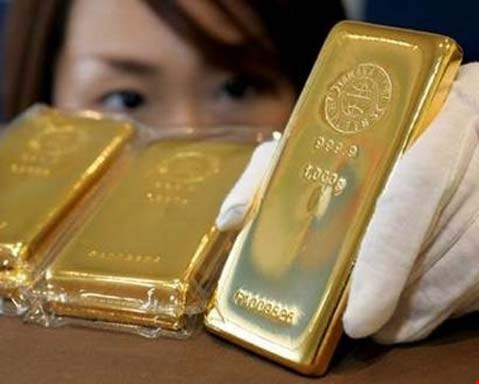 Chà vàng lên bề mặt gốm không tráng men cũng là một cách để nhận biết vàng giả. Nếu có vệt vàng có nghĩa là vàng thật, vệt đen là vàng giả.