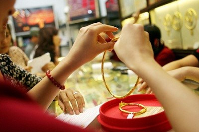 Để tránh mua vàng thiếu tuổi, anh Nguyễn Thành Vinh (chủ tiệm vàng trên đường Cầu Giấy) gợi ý: "Khi mua, khách nên chú ý các chi tiết như vàng 18k thường có số 750 khắc bên trong, vàng 14k là 585…".
