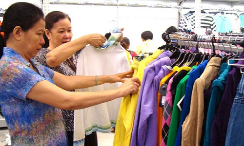 Ngoài quan tâm đến kiểu dáng, chất liệu, đường may... bạn đừng quên kiểm tra kỹ xem sản phẩm có những vật lạ, vật cứng bên trong hay không.