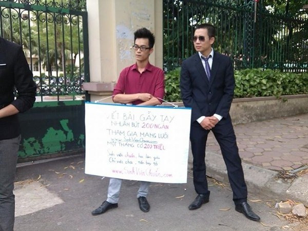 Đối tượng của kinh doanh đa cấp: Các công ty lừa đảo không chừa bất kỳ đối tượng nào để "săn", tuy nhiên, các nhóm như sinh viên mới nhập học, người già, bà nội trợ... thường được nhắm để dụ tham gia kinh doanh đa cấp. Đây đều là những nhóm muốn tranh thủ thêm thời gian nhàn rỗi để tăng thu nhập và chọn công việc nhẹ nhàng. Hai thanh niên dụ sinh viên bán hàng đa cấp kiếm 200 triệu/tháng công khai trước cổng trường. Ảnh: MTG