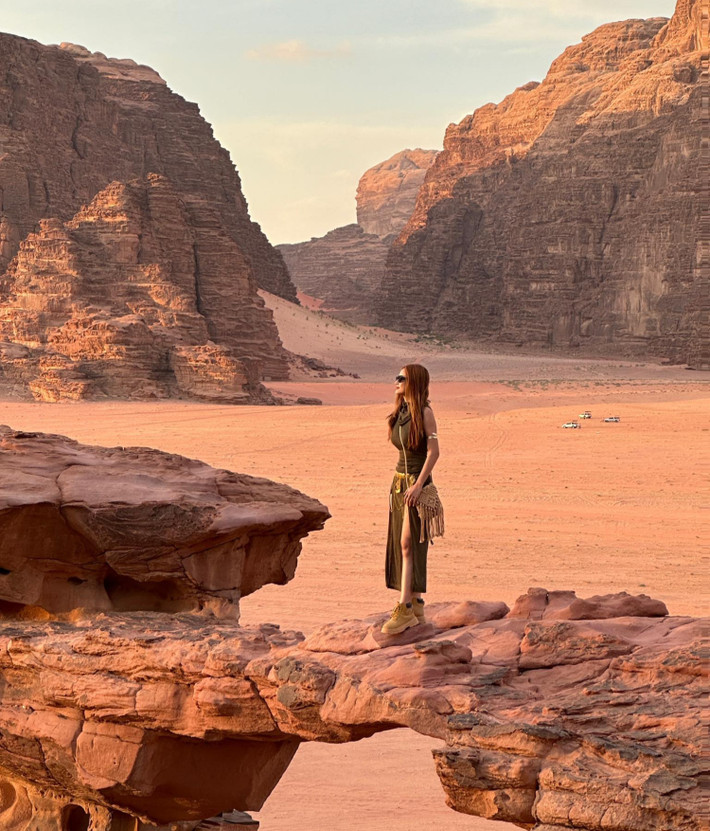 Tại Jordan, chị Điệp dành thời gian khám phá nhiều điểm đến nổi tiếng, trong đó có sa mạc Wadi Rum (hay còn gọi là thung lũng ánh trăng).