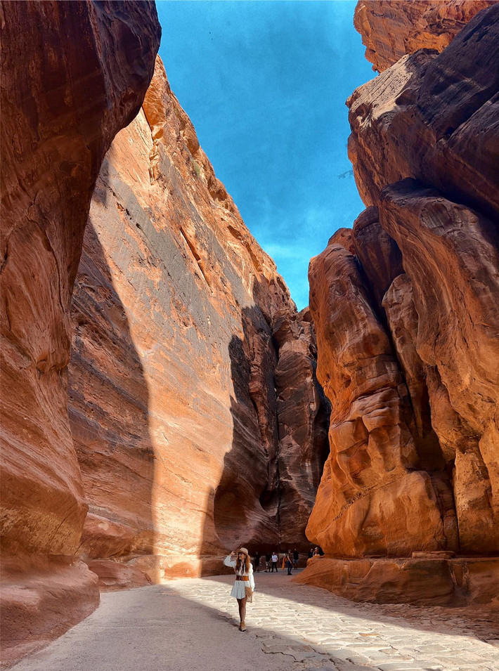 Chị Điệp cũng chia sẻ một điểm đến thú vị khác trong chuyến đi Jordan. Đó là thành phố cổ Petra – 1 trong 7 kỳ quan thiên nhiên mới của thế giới. “Tới đây, mình thật sự ngỡ ngàng trước vẻ đẹp giao thoa giữa những ngọn núi sa thạch màu cam đất với kiến trúc trạm trổ kỳ công được khắc lên núi đá bởi bàn tay con người”, chị kể.