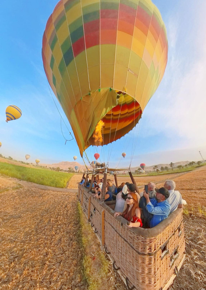 Chi phí cho các dịch vụ tour, ăn uống, phòng ốc ở Ai Cập khá rẻ. Đồ ăn đa dạng, ngon và dễ ăn, trong đó món chim bồ câu nhồi gạo là ấn tượng nhất. Nữ du khách Việt trải nghiệm bay khinh khí cầu lúc 4h30 sáng, ngắm bình minh từ trên cao tại Luxor. Đây là một trong những địa điểm bay khinh khí cầu rẻ nhất thế giới với chi phí khoảng 45-60 USD (1,1 – 1,5 triệu đồng)/lượt bay. Hành trình bay kéo dài khoảng 45 phút. Từ trên khinh khí cầu, du khách có thể ngắm nhìn thung lũng các vị vua, thánh địa Karnak, đền thờ Hatshepsut, Luxor và những đền đài cổ kính, đồng ruộng xanh mướt bên bờ sông Nile huyền bí.