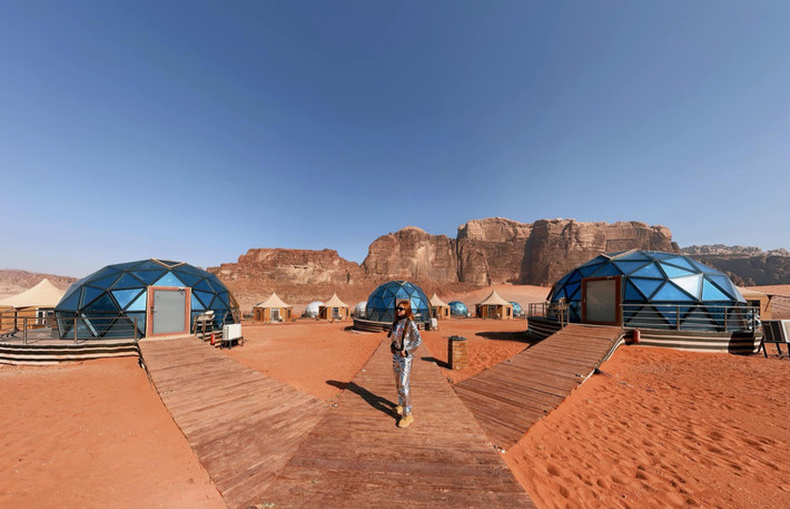 Ấn tượng của chị Điệp với sa mạc Wadi Rum là “nơi không có nhà cửa kiên cố hay những con đường lát đá”. Du khách tới đây chỉ có thể di chuyển bằng lạc đà hoặc xe địa hình.