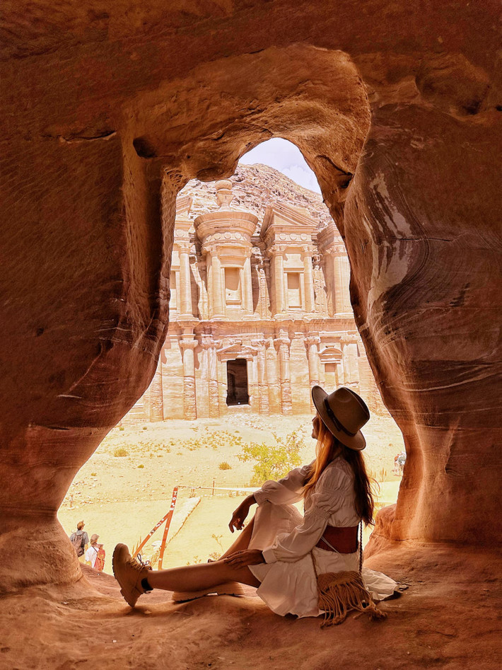 Theo nữ du khách trẻ, thành phố cổ Petra “rộng hơn tưởng tượng rất nhiều”, ngoài những hẻm núi uốn lượn bắt mắt còn có nhà hát, lăng mộ và cả một con đập. Nếu muốn đi bộ hết các cung địa hình tại đây, du khách có thể mất tới vài ngày. Chị Điệp cho biết, Jordan là quốc gia có diện tích khá nhỏ, các địa điểm du lịch cũng gần nhau nên việc di chuyển và tham quan không quá khó khăn. Trung bình mỗi ngày, chị tham quan 1, 2 điểm đến.