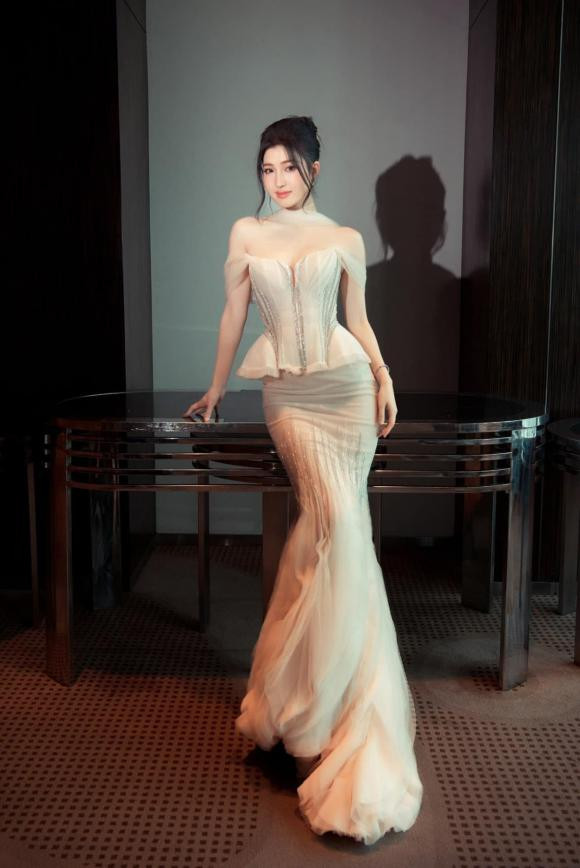 Phương Nhi cao 1,7 m, số đo ba vòng lần lượt 80-57-88 cm, từng là thí sinh có vòng eo nhỏ nhất cuộc thi Miss World Vietnam 2022.
