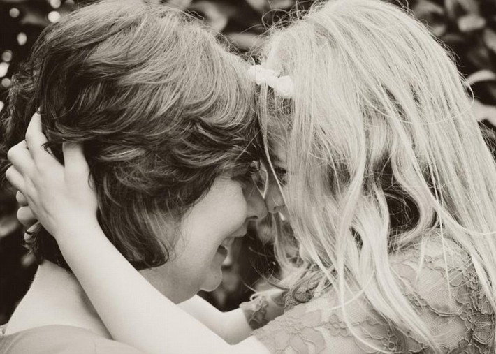Bức ảnh về tình yêu có tiêu đề “Mẹ và con gái” cho thấy cảnh bé gái ôm và cười đùa với mẹ.