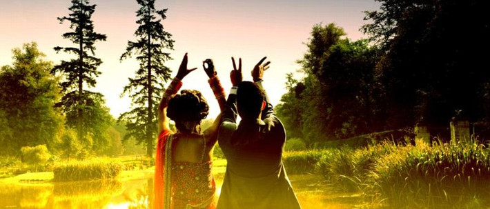 Cặp đôi người Ấn Độ dùng ngón tay của họ để tạo hình chữ “LOVE” (Tình yêu).